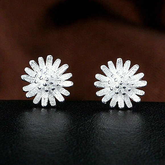 NWOT Tiny Silver Daisy Studs - Picture 6 of 12